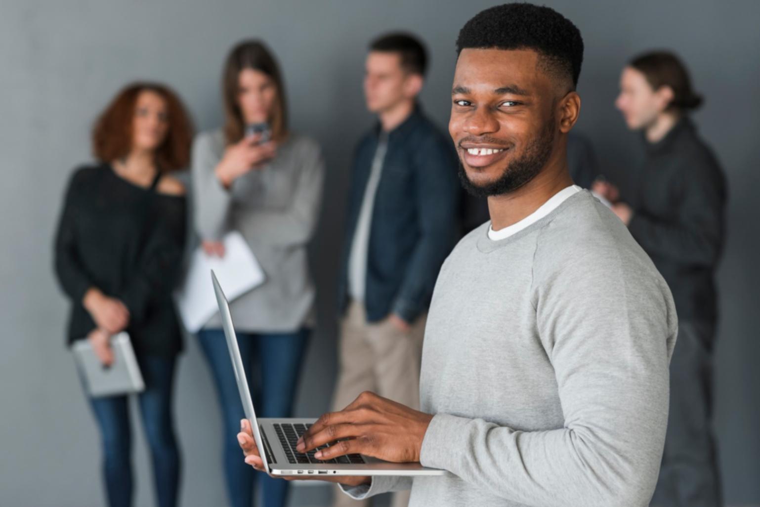Environnement de travail collaboratif chez Stivelovevor avec analyses financières